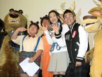 　映画「オープン・シーズン」の舞台あいさつで。（左から）細山貴嶺、石塚英彦、木村佳乃、八嶋智人＝２００６年１２月９日