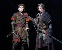 　『ＲＯＢＩＮ　ＴＨＥ　ＨＥＲＯ』で熱演する朝美絢（左）と縣千（撮影・高部洋祐）