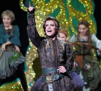 　『ＲＯＢＩＮ　ＴＨＥ　ＨＥＲＯ』でロビン・ロクスレイを演じる朝美絢（撮影・高部洋祐）