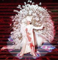 　羽根を背負い大階段を下りる朝美絢（撮影・高部洋祐）