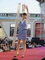 　１３年８月、「ショムニ」のイベントに登場した江角マキコ