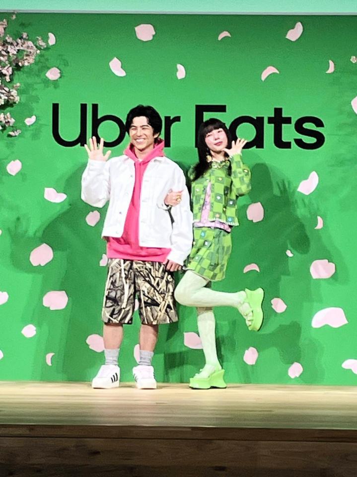 仲睦まじくポーズを決める中尾明慶（左）・仲里依紗夫妻