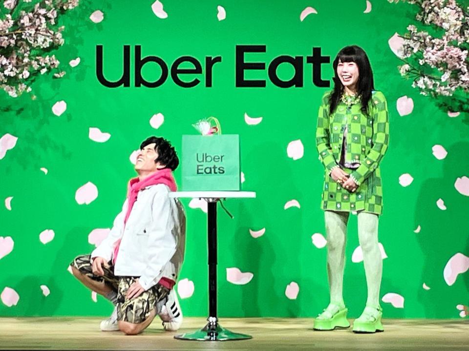 仲里依紗（右）のサプライズに膝を突く中尾明慶