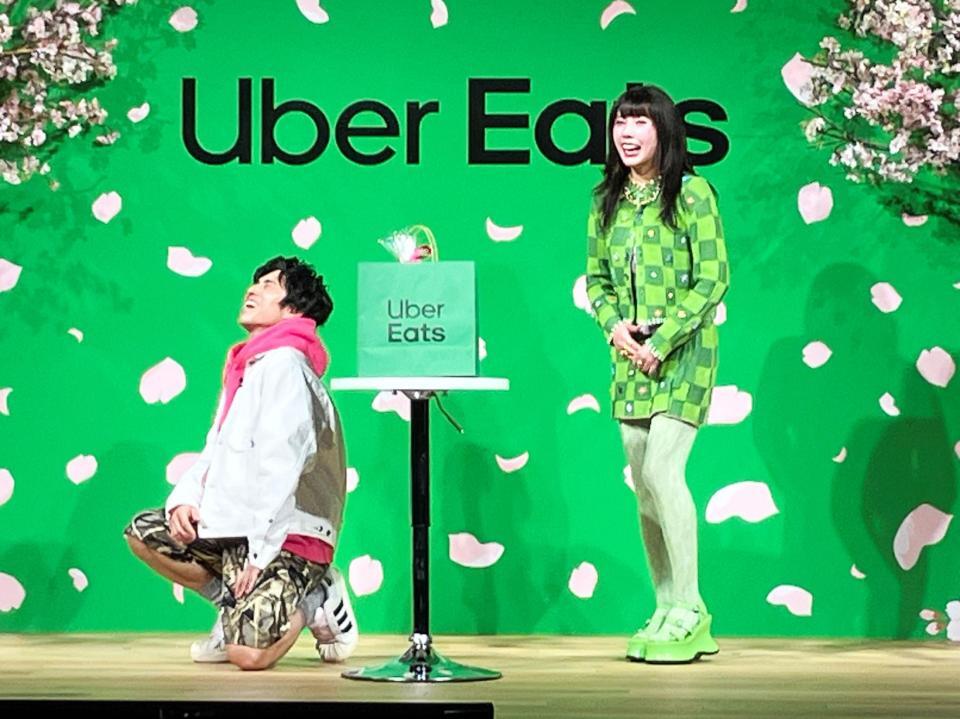 仲里依紗（右）のサプライズに膝を突く中尾明慶