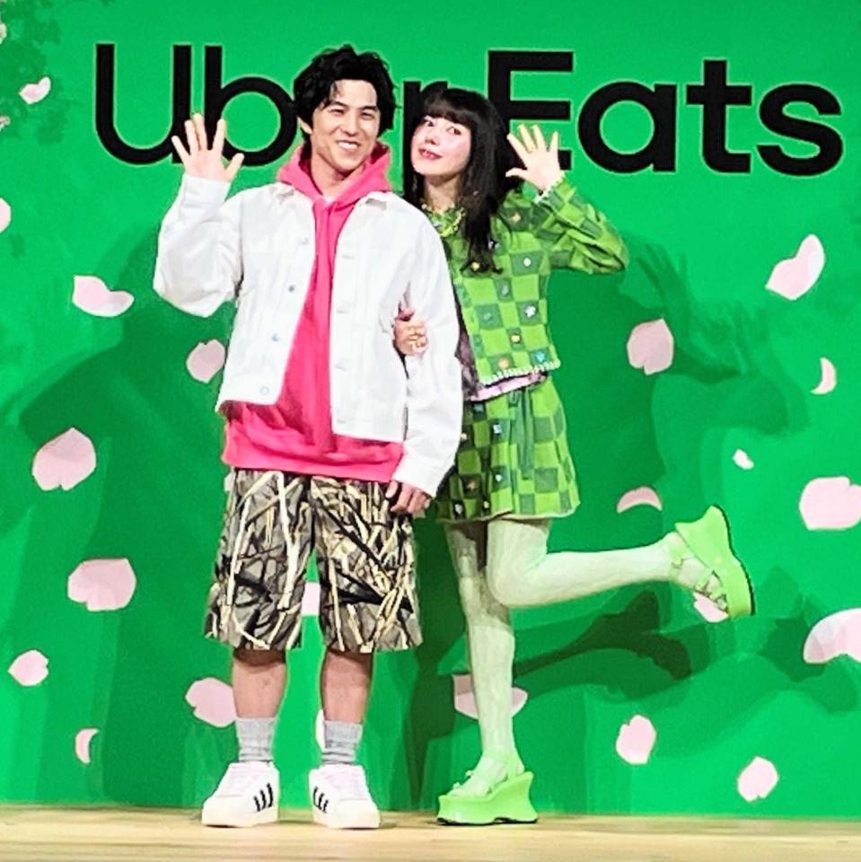 　新ＣＭ発表会に登場した中尾明慶（左）と仲里依紗