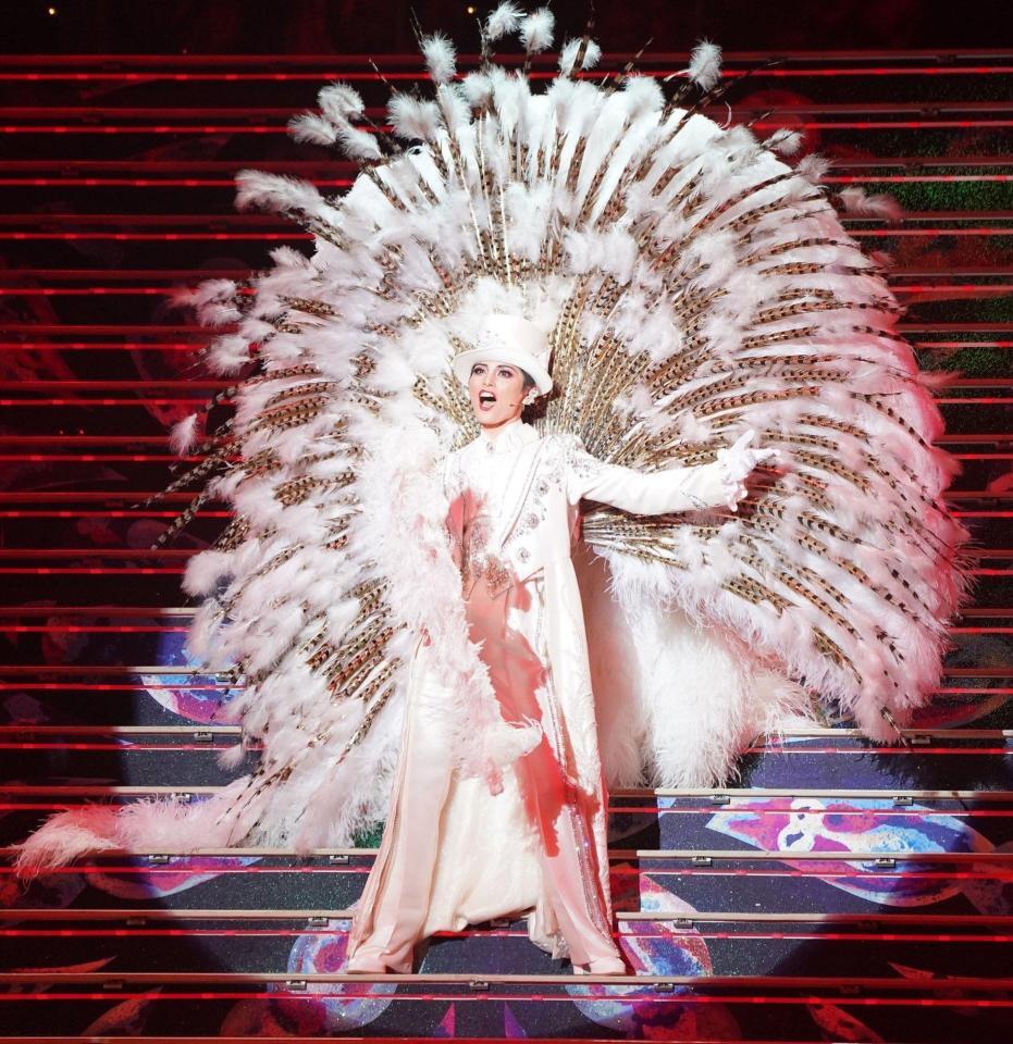 　羽根を背負い大階段を下りる朝美絢（撮影・高部洋祐）