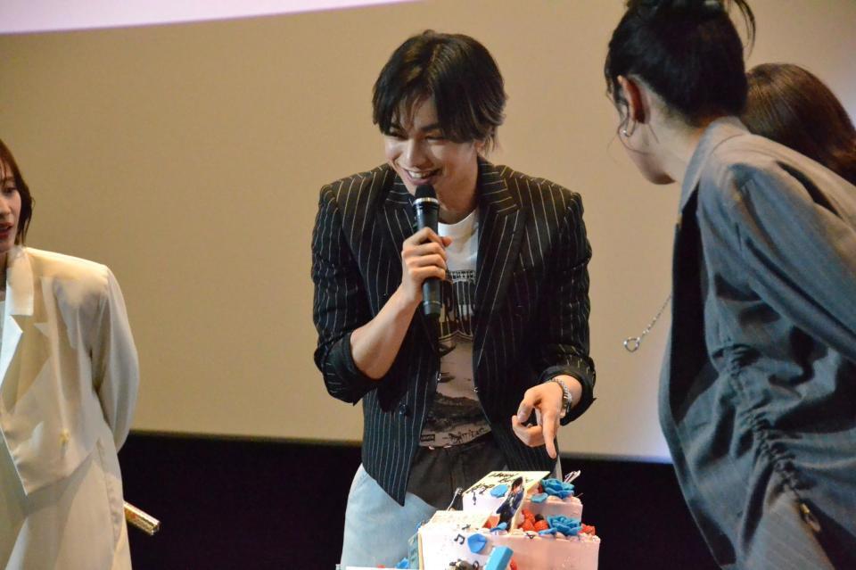　映画「知らないカノジョ」大ヒット御礼舞台あいさつに登場し、サプライズバースデーケーキに喜ぶ中島健人