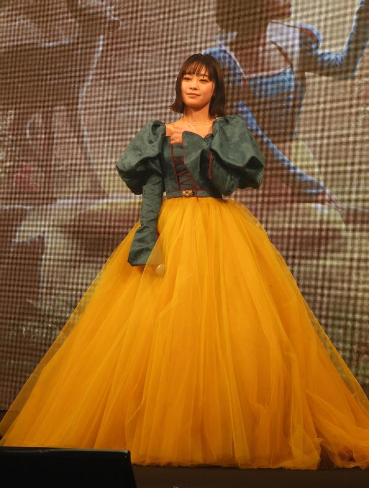 　白雪姫の衣装で美声を響かせた吉柳咲良