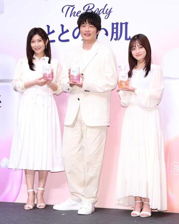 　商品を手に笑顔の（左から）篠原涼子、田中圭、橋本環奈（撮影・棚橋慶太）