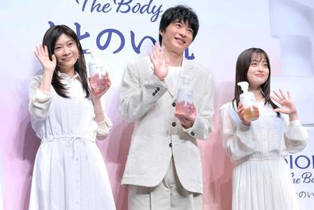 　手を振る（左から）篠原涼子、田中圭、橋本環奈（撮影・棚橋慶太）