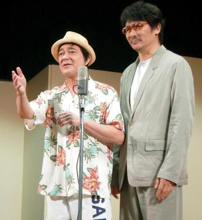　漫才を行う川平慈英（左）と伊原剛志