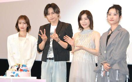 　笑顔の（左から）中村ゆりか、中島健人、ｍｉｌｅｔ、円井わん