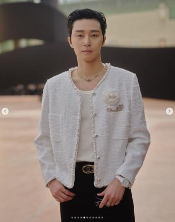 　シャネルの公式インスタグラム＠ｃｈａｎｅｌｏｆｆｉｃｉａｌより　パク・ソジュン