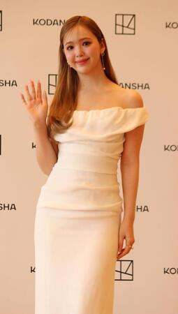 　会見に登場した藤田ニコル