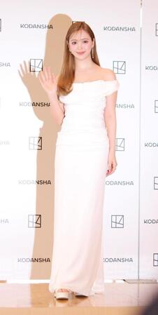 　会見に登場した藤田ニコル