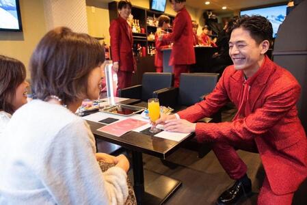 　スナックイベントで接客するＳＨＯＷ－ＷＡの井筒雄太