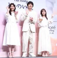 　手を振る（左から）篠原涼子、田中圭、橋本環奈（撮影・棚橋慶太）