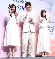 　手を振る（左から）篠原涼子、田中圭、橋本環奈（撮影・棚橋慶太）