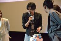 　映画「知らないカノジョ」大ヒット御礼舞台あいさつに登場し、サプライズバースデーケーキに喜ぶ中島健人