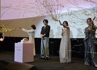 　映画「知らないカノジョ」大ヒット御礼舞台あいさつに登場し、誕生日を祝われる中島健人（左から２人目）