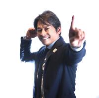 　“ボルトポーズ”を決める織田裕二（撮影・堀内翔）