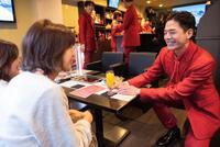 　スナックイベントで接客するＳＨＯＷ－ＷＡの井筒雄太