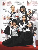 　会見に出席した新しい学校のリーダーズ