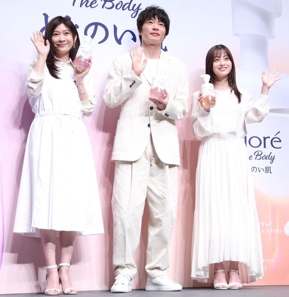 　手を振る（左から）篠原涼子、田中圭、橋本環奈（撮影・棚橋慶太）