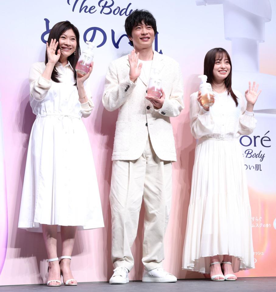 　手を振る（左から）篠原涼子、田中圭、橋本環奈（撮影・棚橋慶太）