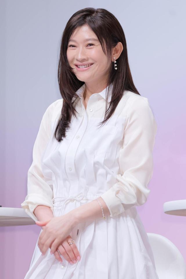 　壇上で笑顔を見せる篠原涼子（撮影・棚橋慶太）