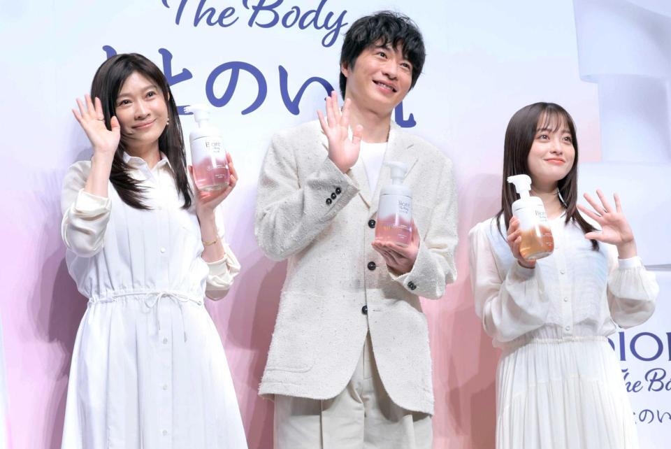 　手を振る（左から）篠原涼子、田中圭、橋本環奈（撮影・棚橋慶太）