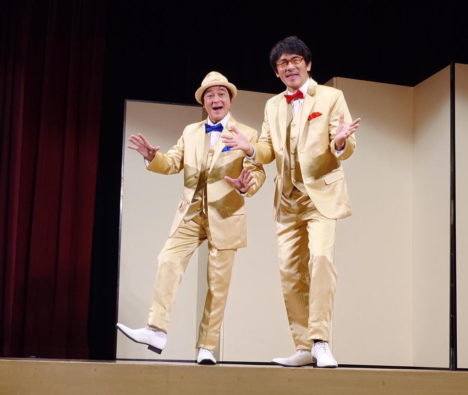 　撮影に応じる（左から）川平慈英、伊原剛志