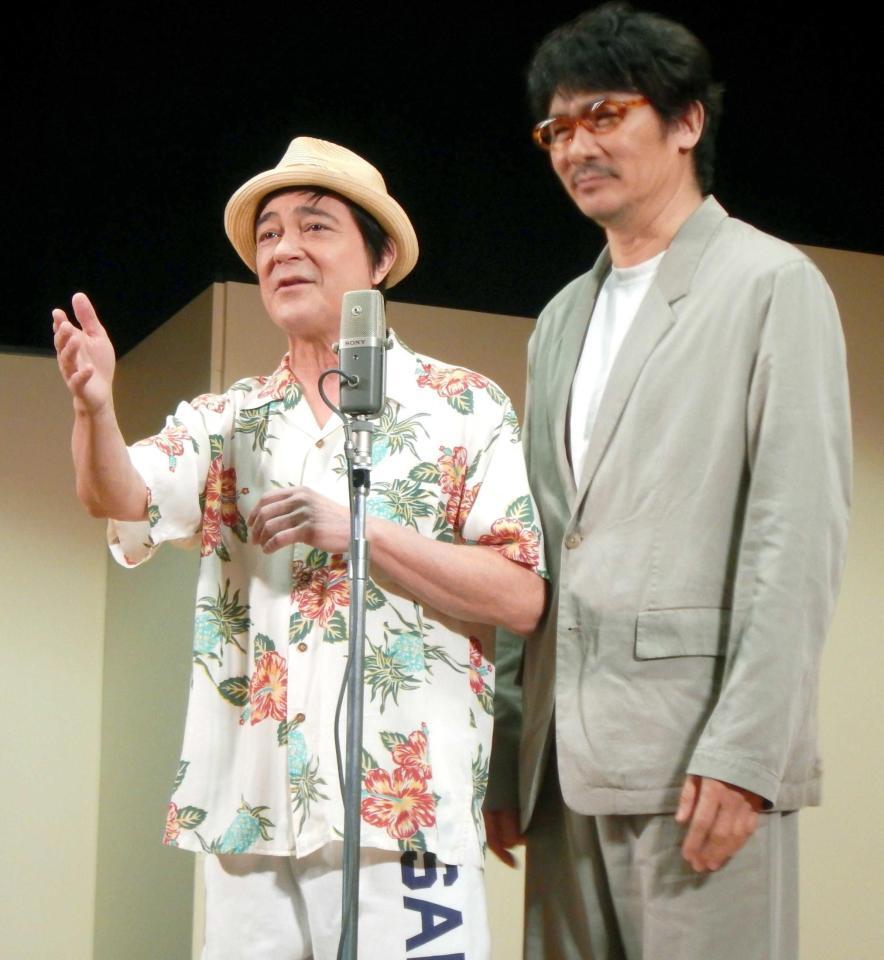 　漫才を行う川平慈英（左）と伊原剛志