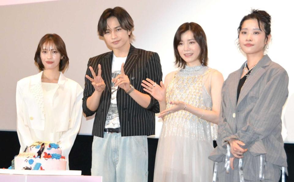 　笑顔の（左から）中村ゆりか、中島健人、ｍｉｌｅｔ、円井わん