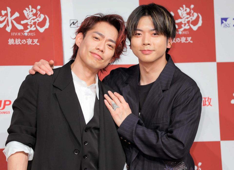 　肩を組み笑顔を見せる増田貴久（右）と高橋大輔さん（撮影・棚橋慶太）