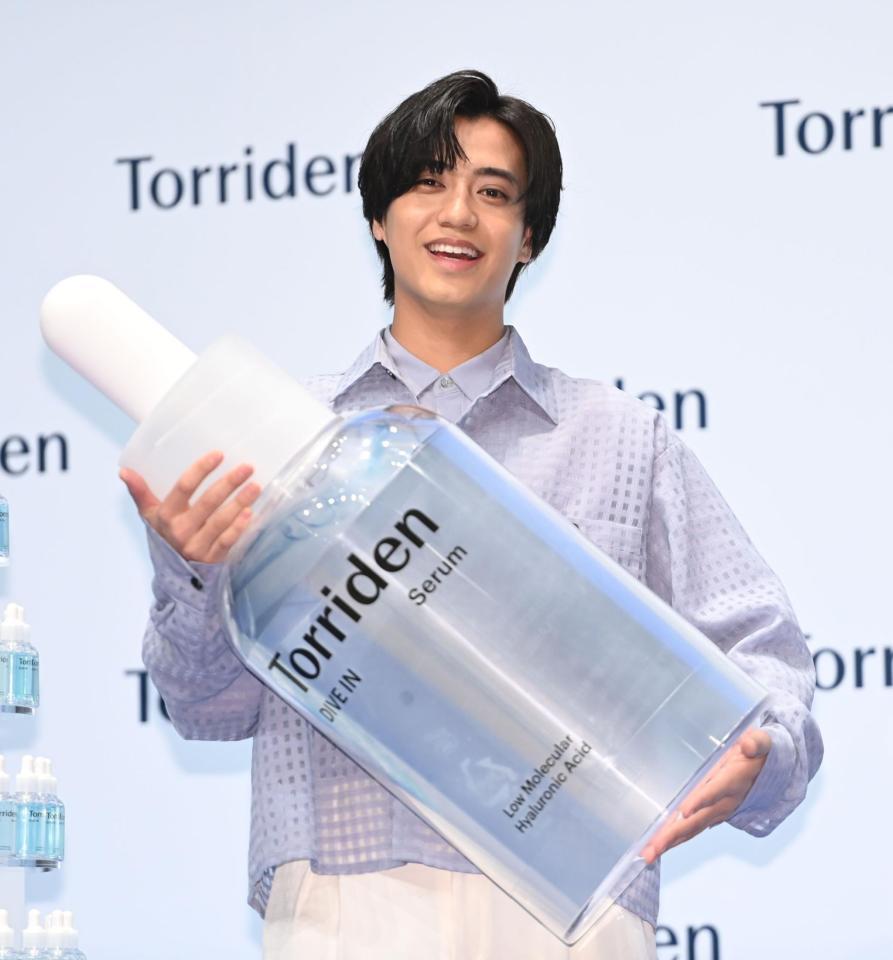 　商品を手にさわやかな笑顔の高橋海人（撮影・開出牧）