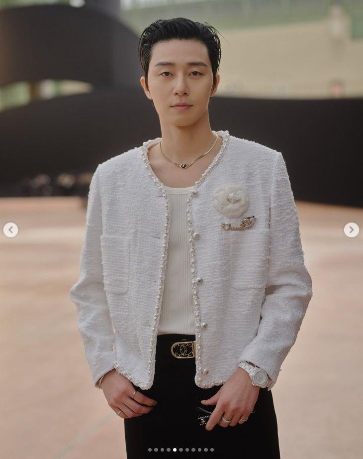 　シャネルの公式インスタグラム＠ｃｈａｎｅｌｏｆｆｉｃｉａｌより　パク・ソジュン