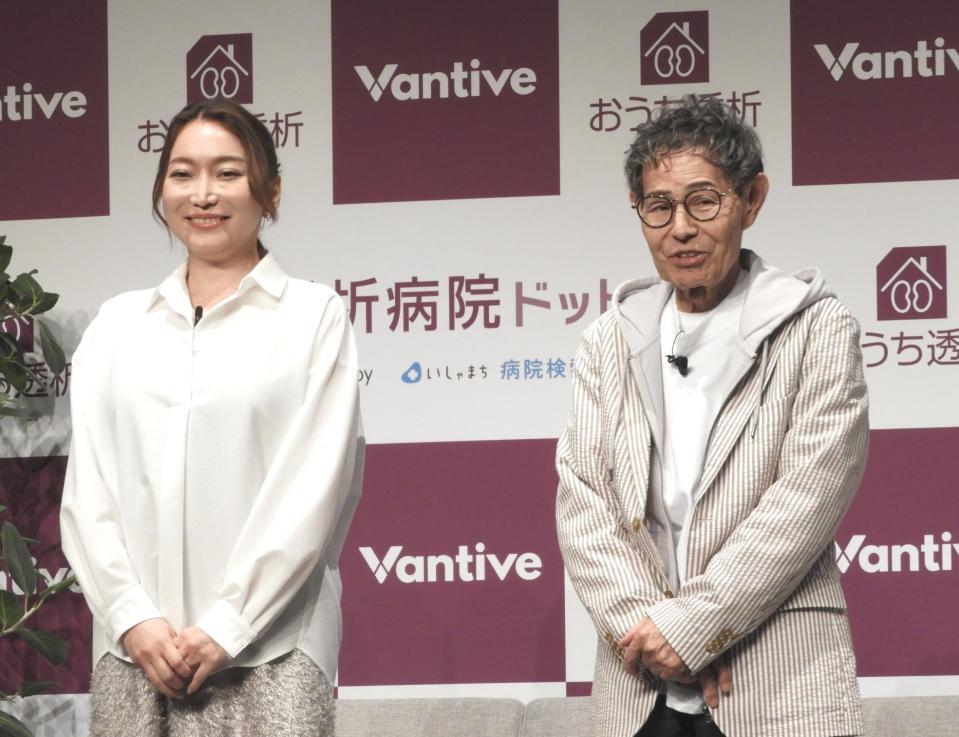 　イベントに登場した加藤茶（右）と加藤綾菜