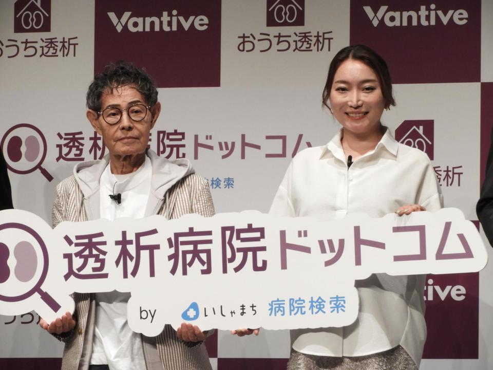 　イベントに登壇した加藤茶（左）と加藤綾菜