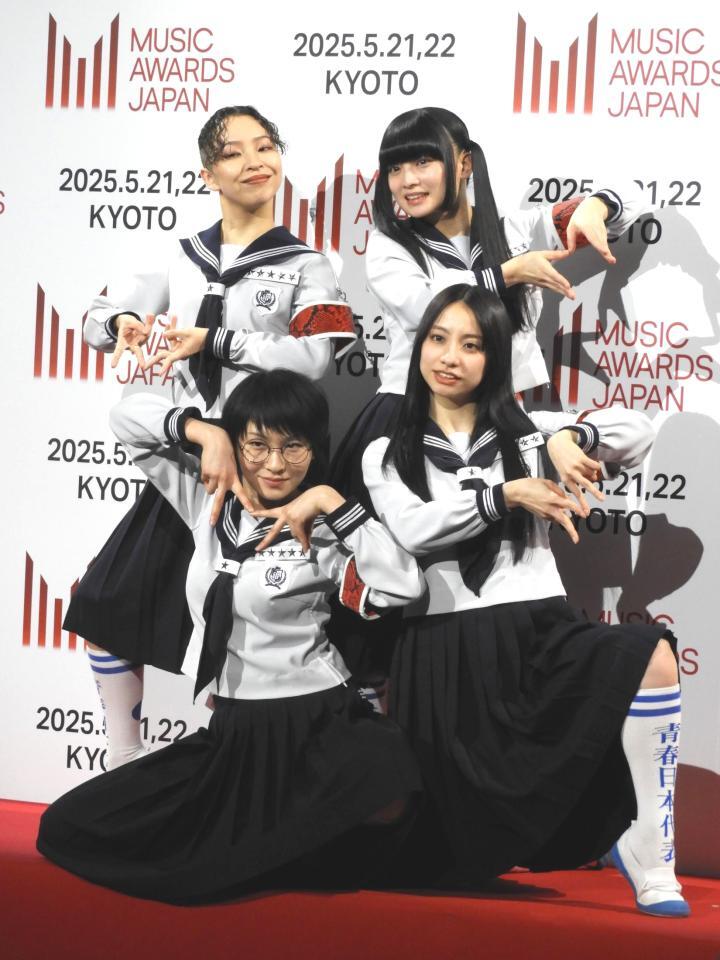 　会見に出席した新しい学校のリーダーズ