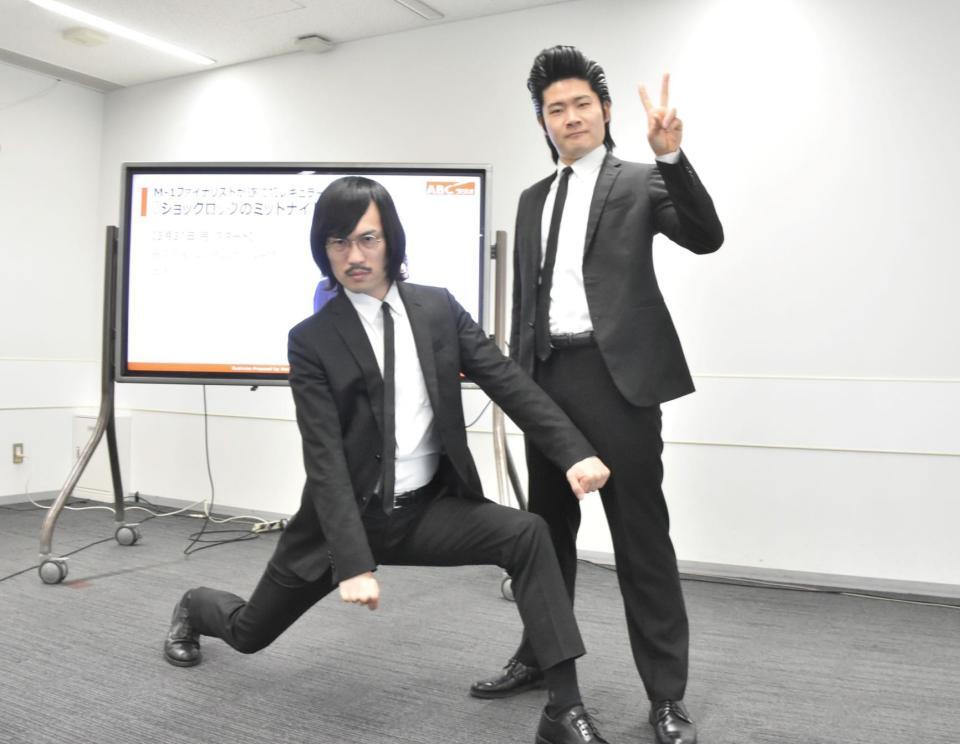 　ポーズを決めるジョックロックの（左から）福本ユウショウ、ゆうじろー