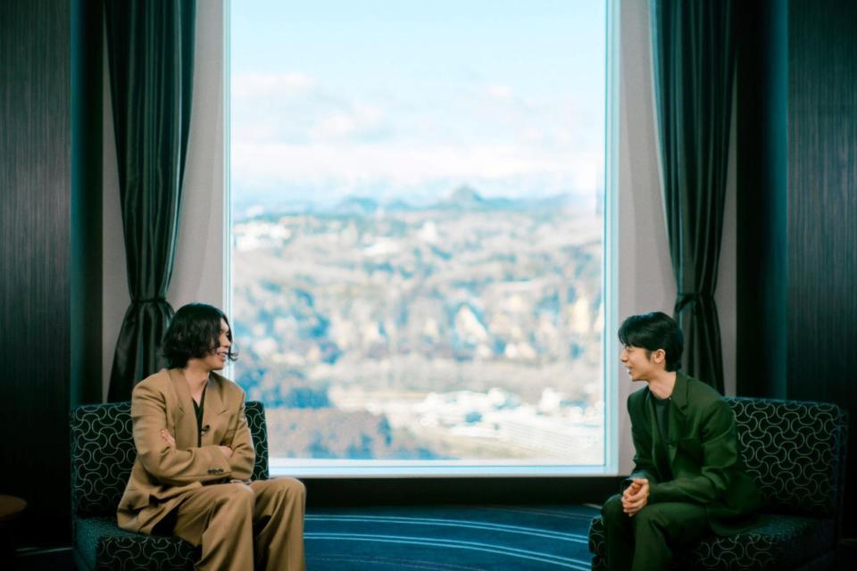 　対談を行った羽生結弦さん（右）と米津玄師