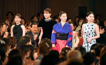 　レッドカーペットを歩く優秀助演女優賞の（左から）芦田愛菜、清原果耶、土屋太鳳、山田杏奈