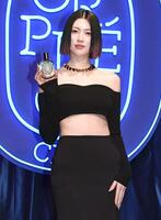 　大胆な肌見せドレスで登場した三吉彩花（撮影・園田高夫）