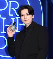 　ポーズをとる新田真剣佑（撮影・園田高夫）