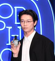 　商品を手にする笠松将（撮影・園田高夫）