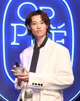 　ポーズを決める窪塚愛流（撮影・園田高夫）