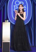 　黒のロングドレスを着こなす井桁弘恵