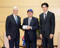 　ドジャース・佐々木（右）、球団オーナーのマーク・ウォルター氏（左）と面会し、記念写真に納まる石破首相＝首相官邸