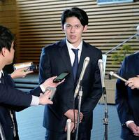 　石破首相と面会後、記者団の取材に応じる佐々木＝首相官邸